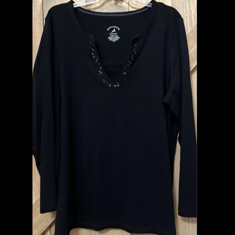 White stag woman’s knit top